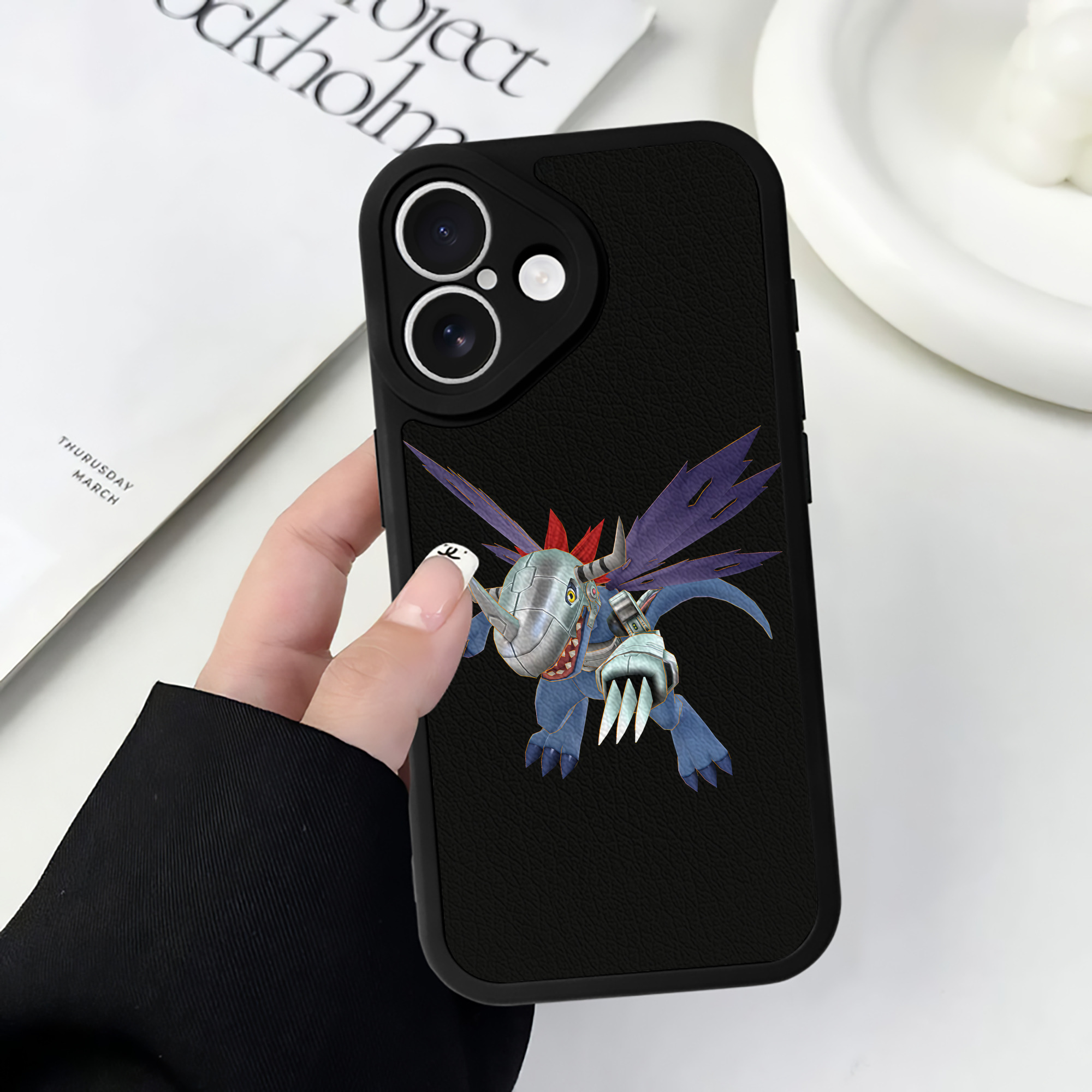 （画像用） Digimon デジタルモンスター/デジモン 【iPhone 16シリーズ対応】シリコンスマホケース（レザー調） 材質：シリコン